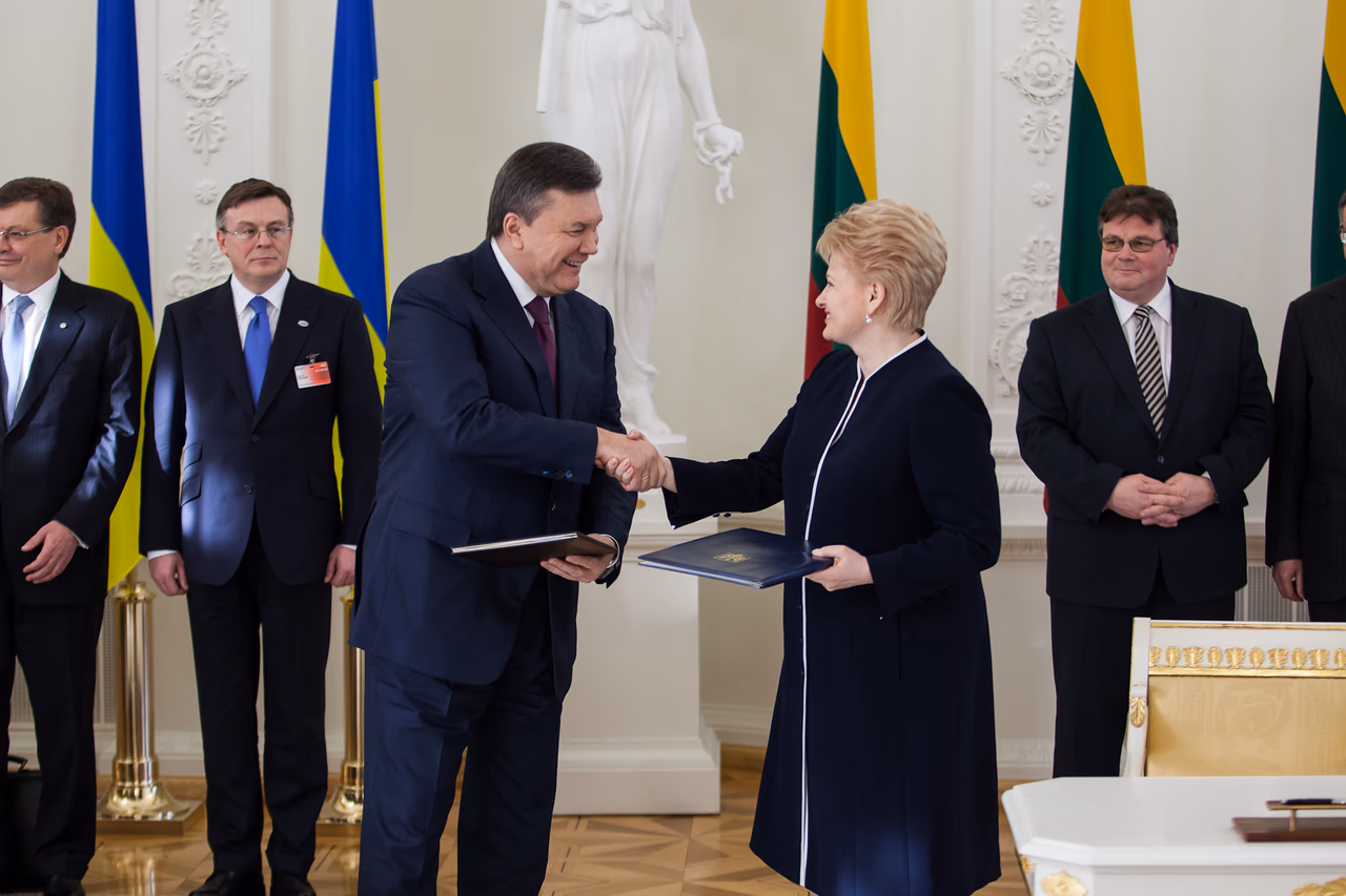 Praėjusių metų pabaigoje tuometinis Ukrainos prezidentas atvykęs į Vilniuje reng tą Rytų partnerystės viršūnių susitikimą susitiko su Europos Sąjungos vadovais, aptarė Asociacijos sutarties likimą ir turėjo pasirašyti šią sutartį. Iki to laiko Viktoras Janukovičius buvo geras ir gerbiamas žmogus, galima sakyti humanistas, kuriam visi mielai spaudė ranką... Deja, atsitiko taip, kad V. Janukovičius iš Vilniaus išvažiavo taip ir nepasirašęs sutarties. Po ko jis iš karto tą pačią akimirką tapo negerbiamu žmogumi, viešu vagimi, diktatoriumi, niekingu Putino satelitu, paprasčiausiu banditėliu, kuriam joks save gerbiantis žmogus rankos niekada nepaduotų. Štai tokie greiti virsmai atsitinka kartais gyvenime... V. Janukovičius po Rytų partnerystės viršūnių susitikimo Vilniuje dar bandė