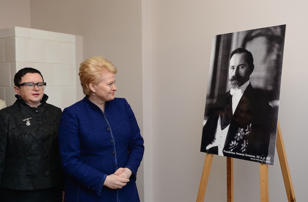 Prezidentė D. Grybauskaitė pirmojo Lietuvos Prezidento dvaro rūmuose. Nuotr. prezidentas.lt