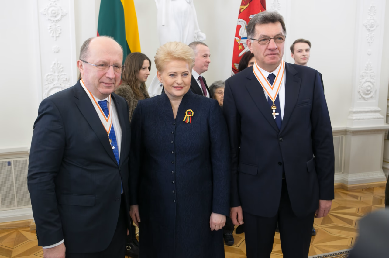 Bendražygiai ir bendraminčiai, amžini Lietuvos gelbėtojai po garbingų apdovanojimų ceremonijos – A. Kubilius (kairėje), D. Grybauskaitė (per vidurį), A. Butkevičius. Nuotr. prezidentas.lt