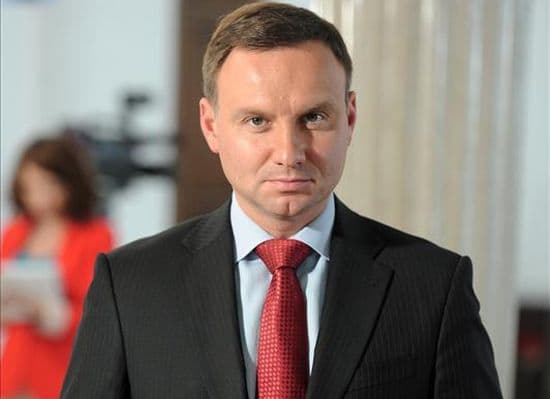 Dešiniųjų jėgų kandidatas Andžejus Duda (Andrzej Duda) tapo nauju šalies vadovu, pirminiais skaičiavimais, surinkęs 53% rinkėjų balsų.