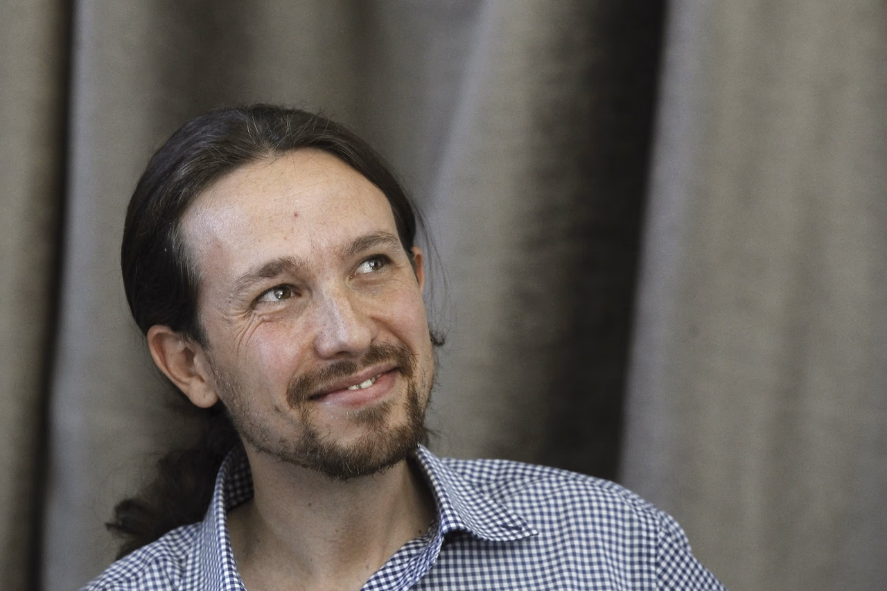 „Podemos“ partijos lyderis Pablas Iglesijas (Pablo Iglesias) džiaugiasi rinkimų Ispanijoje rezultatais.