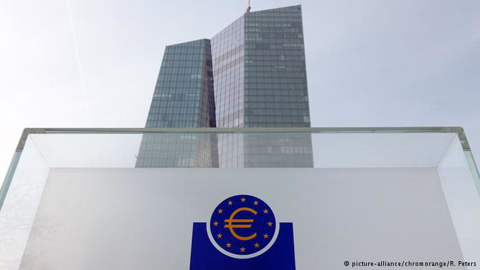 Teismas nusprendė, kad ECB gali gelbėdamas eurą supirkinėti valstybines obligacijas