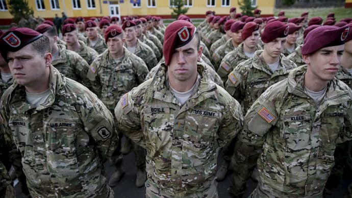 Oficialiai 380 JAV ir 75 britų kariai apmoko Ukrainos karius.