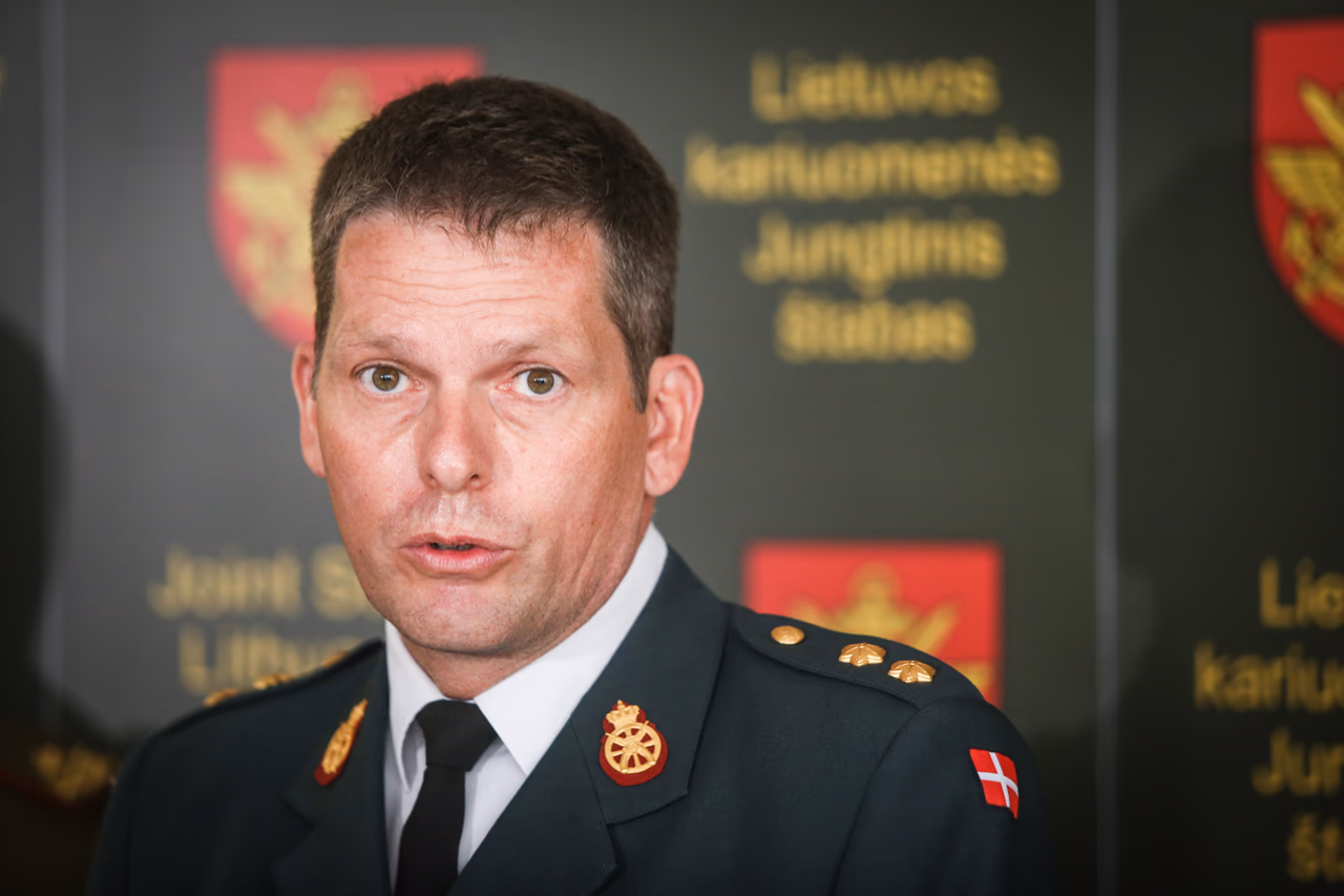 Lietuvoje steigiamam NATO pajėgų integravimo vienetui vadovaus Danijos kariuomenės pulkininkas Jakobas Šiugordas Larsenas (Jakob Søgård Larsen). Nuotraukų autorė – Ieva Budzeikaitė.
