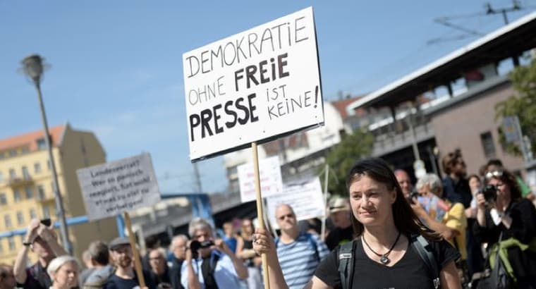 Berlyne tėvynės išdavimu įtariamų tinklaraštininkų palaikymo akcija