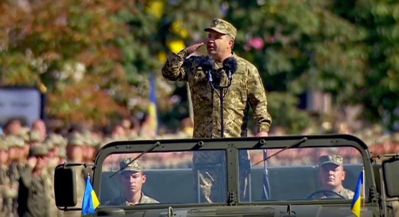 Du vaizdo įrašai: Ukrainoje iškilmingai atšvęsta nepriklausomybės diena ir Ukrainos kariai laukia maisto davinio