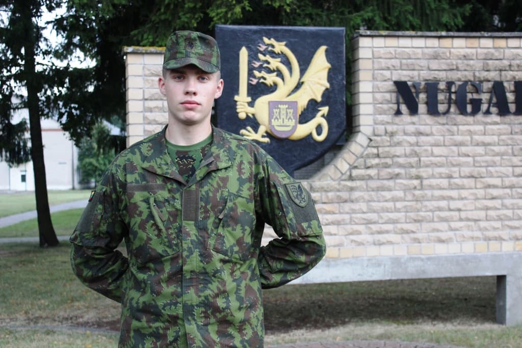 NATO štabo atidarymo proga Lietuvos vėliavą pakels pirmasis Lietuvos šauktinis savanoris