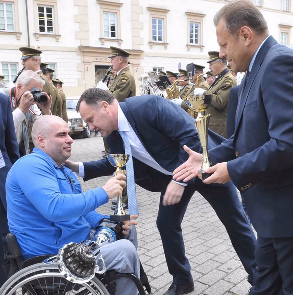 Ministrės A. Pabedinskienės taurė įteikta ralio „Aplink Lietuvą - 2015“ sportininkų su negalia įskaitos laimėtojams