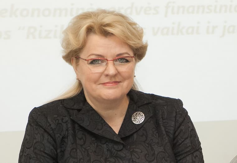 Nuoseklaus darbo dėka ministrė A. Pabedinskiėnė pasiekė, jog pensijos nuo kitų metų didės. Nuotr. socmin.lt