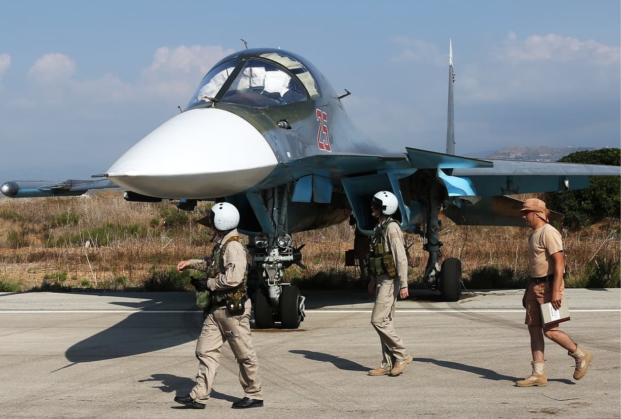 Rusijos naikintuvų Su-34 pilotai bazėje Latakijoje.
