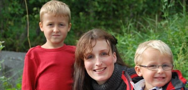 Eva Michalakova ir jos biologiniai sūnūs.