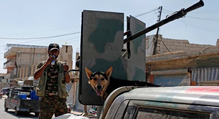 JAV tiekia ginkluotę sukilėliams Sirijoje, kovojantiems su islamo valstybe