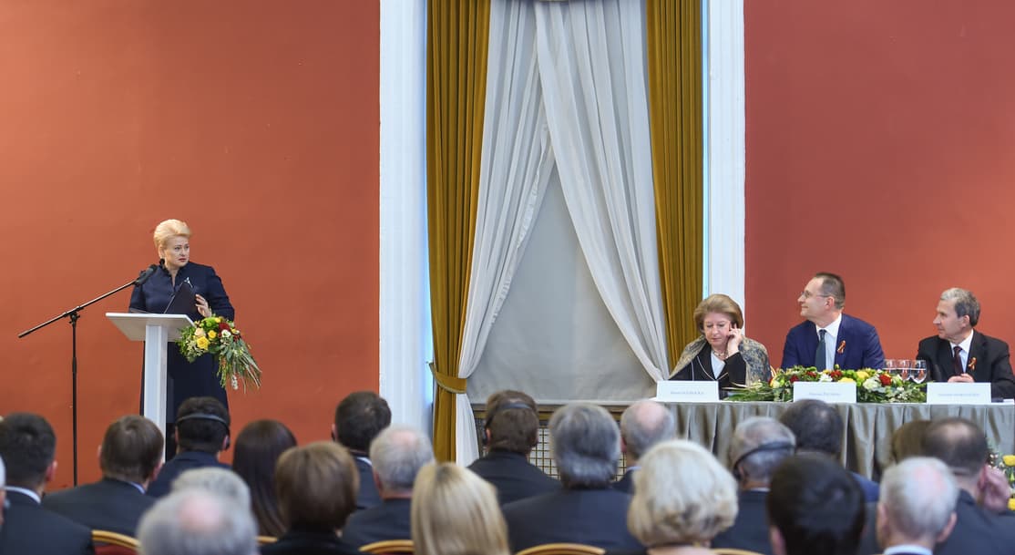 NKVD gaisrininko (vėliau tremtinio) duktė, kolaborantė, komunisto Mykolo Burokevičiaus bendražygė Dalia Grybauskaitė didžiuojasi Lietuvos Konstitucija. Nuotr. prezidentas.lt