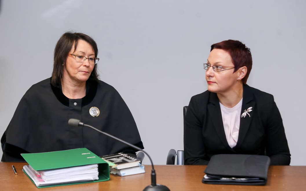 Advokatė Jūratė Matonienė (kairėje) su dėl valstybės paslapties atskleidimo ir piktnaudžiavimo tarnyba išteisinta prezidentės patarėja Daiva Ulbinaite. Nuotr. alfa.lt
