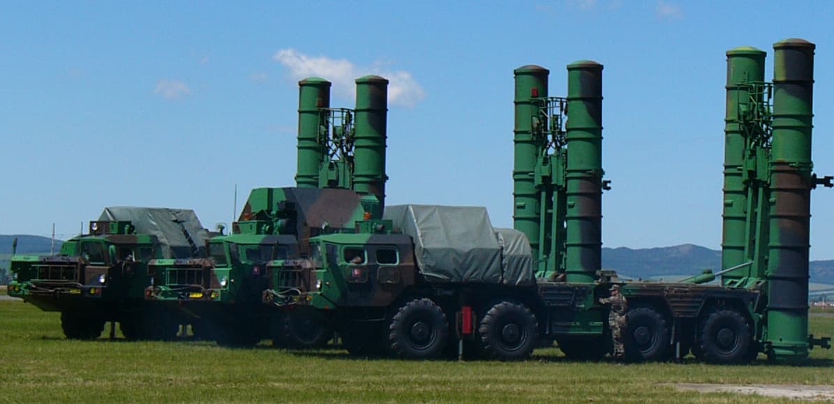 Rusija pradėjo tiekti Iranui raketinius kompleksus S-300