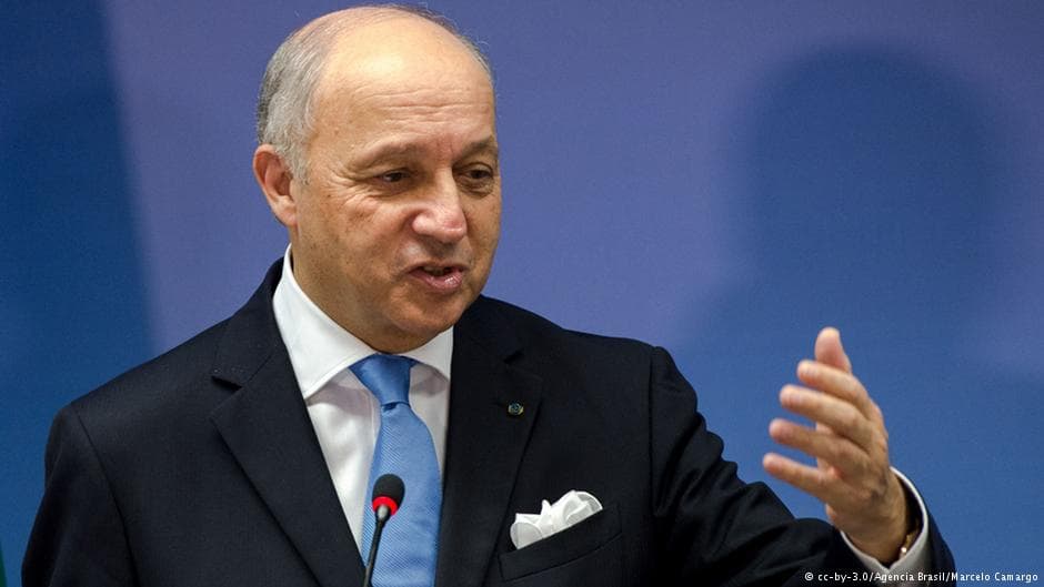 Prancūzijos užsienio reikalų ministras Lioranas Fabijusas (Laurent Fabius) pareiškė, kad Vakarai neturi galimybės pasiųsti į Siriją sausumos kariuomenės, tačiau gali bendradarbiauti su „Laisvosios Sirijos armijos“ kariais, kitų arabų šalių armijomis ir taip pat galbūt su Sirijos režimo pajėgomis.