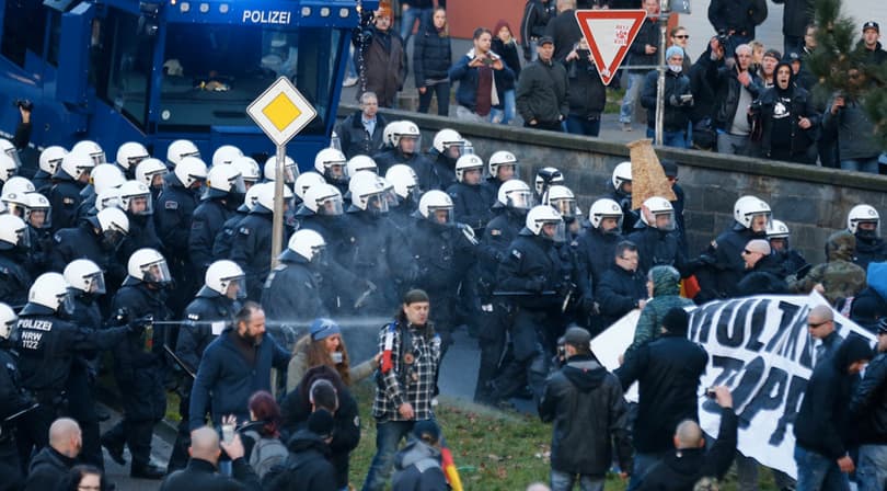 Kelno policija panaudojo vandens patrankas