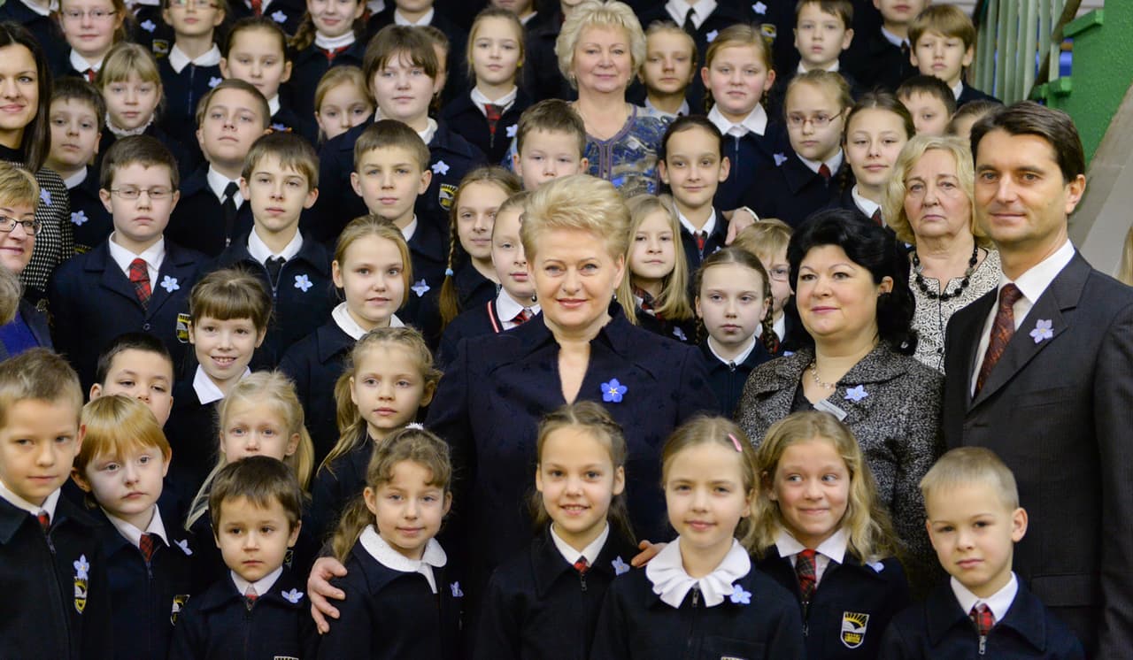 Prezidentė D. Grybauskaitė yra puikus pavyzdys jaunajai kartai bei visai pedagogų bendruomenei. Nuotraukoje prezidentė kartu su Vilniaus „Ryto“ progimnazijos moksleiviais Sausio 13-ajai skirtoje pilietinėje akcijoje „Atmintis gyva, nes liudija“. Nuotr. prezidentas.lt