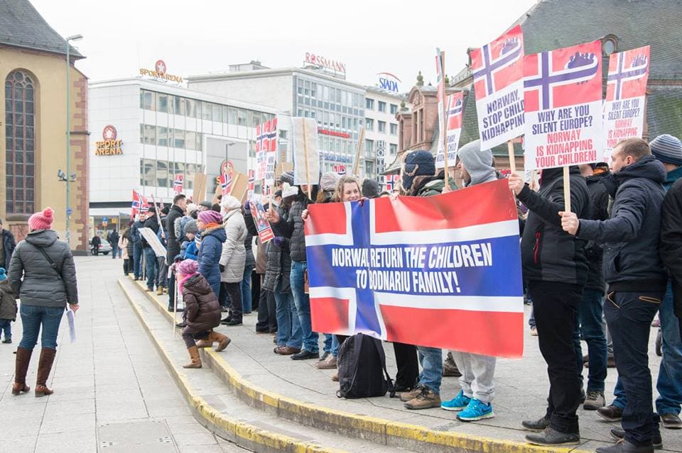 Protestai prieš Norvegiją įgauna milžinišką mastą