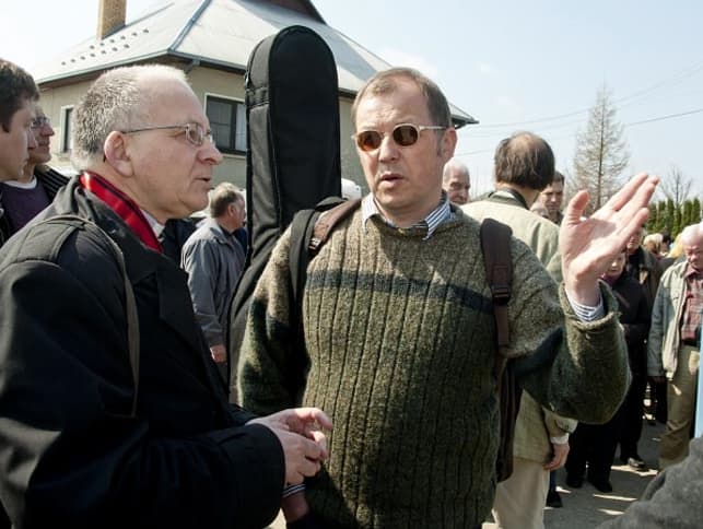 Kunigas Robertas Grigas, rašytojas ir režisierius Vytautas V.Landsbergis, kiti žymūs menininkai sveikino neabejingus žmones Klonio gatvėje. Nuotr. ve.lt