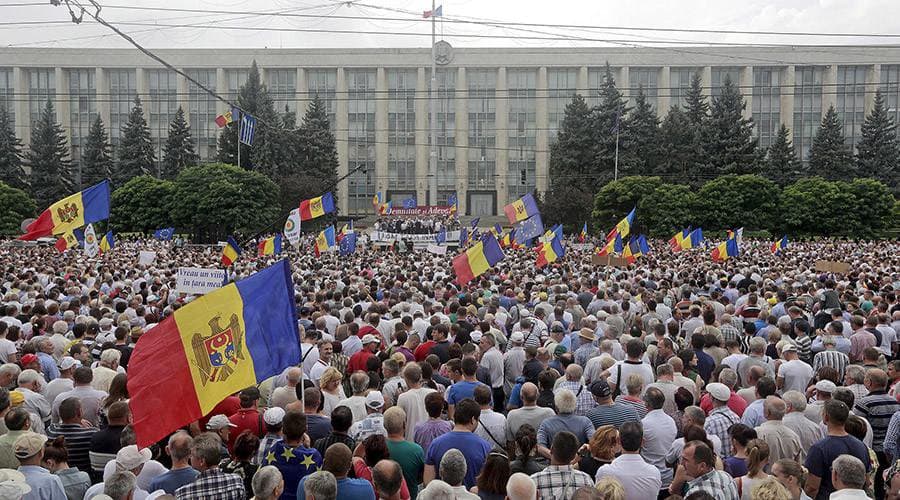 Moldovoje tūkstančiai žmonių išėjo į gatves reikalaudami pirmalaikių rinkimų