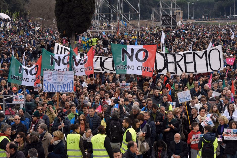 Italijoje tūkstančiai žmonių protestavo prieš vienos lyties civilines partnerystes