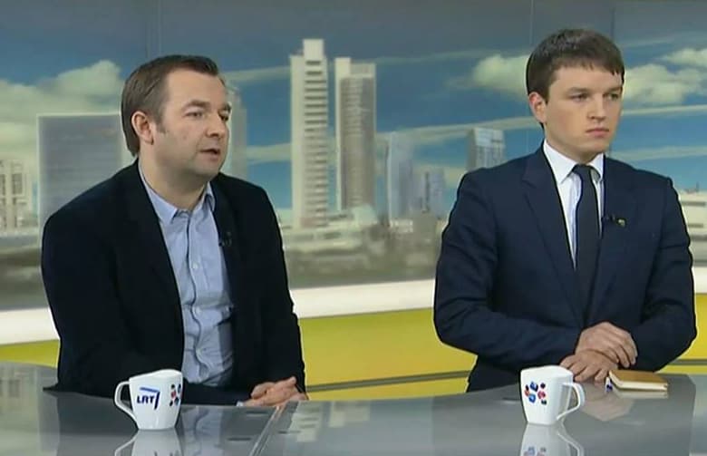 Politikos mokslininkas L. Kojala (dešinėje) 2014 m. LRT laidoje apie naująjį dujų terminalą kartu su prof. Ramūnu Vilpišausku. „Net ir atsiribojant nuo emocijų sunku nepagirti: Lietuva lyderiauja tarp Baltijos šalių sprendžiant "energetinės salos" arba priklausomybės nuo vienintelio tiekėjo klausimą, užtikrina naujos kokybės derybines pozicijas santykyje su Gazprom ir skatina viso regiono energetinės infrastruktūros plėtrą. Tą įrodo ir JAV senatorių laiškas Obamai, kuriame jis raginamas žvelgiant į Lietuvos pavyzdį pagaliau atverti duris amerikietiškų skalūnų dujų eksportą partneriams Europoje“, - tąkart džiaugėsi L. Kojala. Nuotr. facebook.com