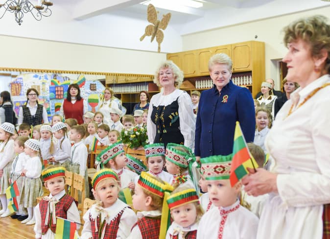 Prezidentė drauge su vaikais giedojo himną, rašė palinkėjimus Lietuvai ir puošė jais tautišką medį