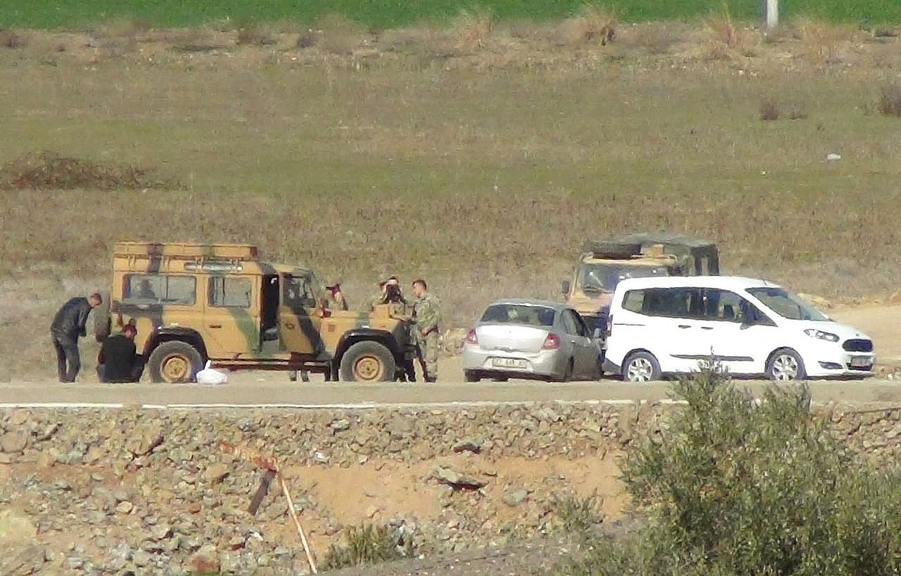 Dešimtys Turkijos tankų įvažiavo į Sirijos Kurdistaną