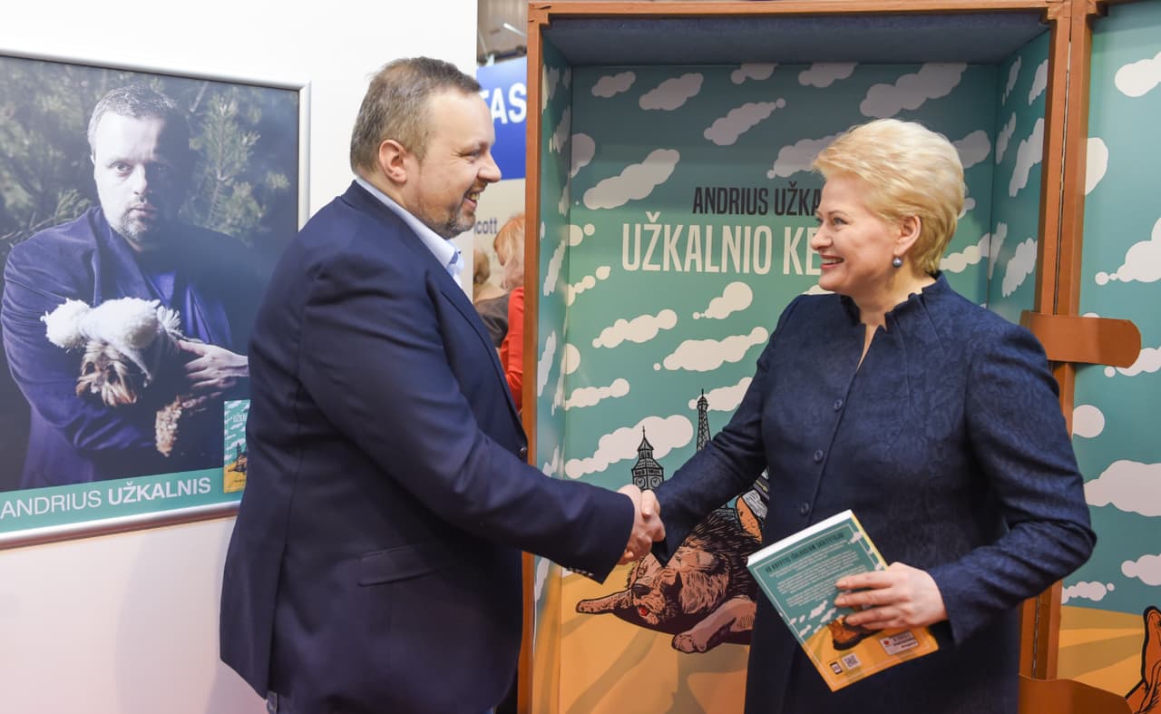 Knygų mugėje prezidentė susitiko ir pabendravo su Lietuvos intelektualais ir kultūros elitu. Nuotr. prezidentas.lt