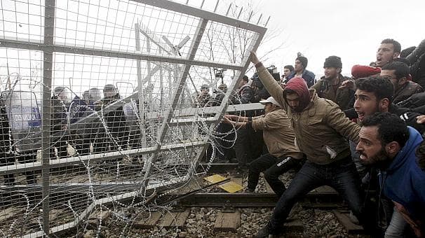 Makedonijos policija prie Graikijos sienos migrantus ramino ašarinėmis dujomis