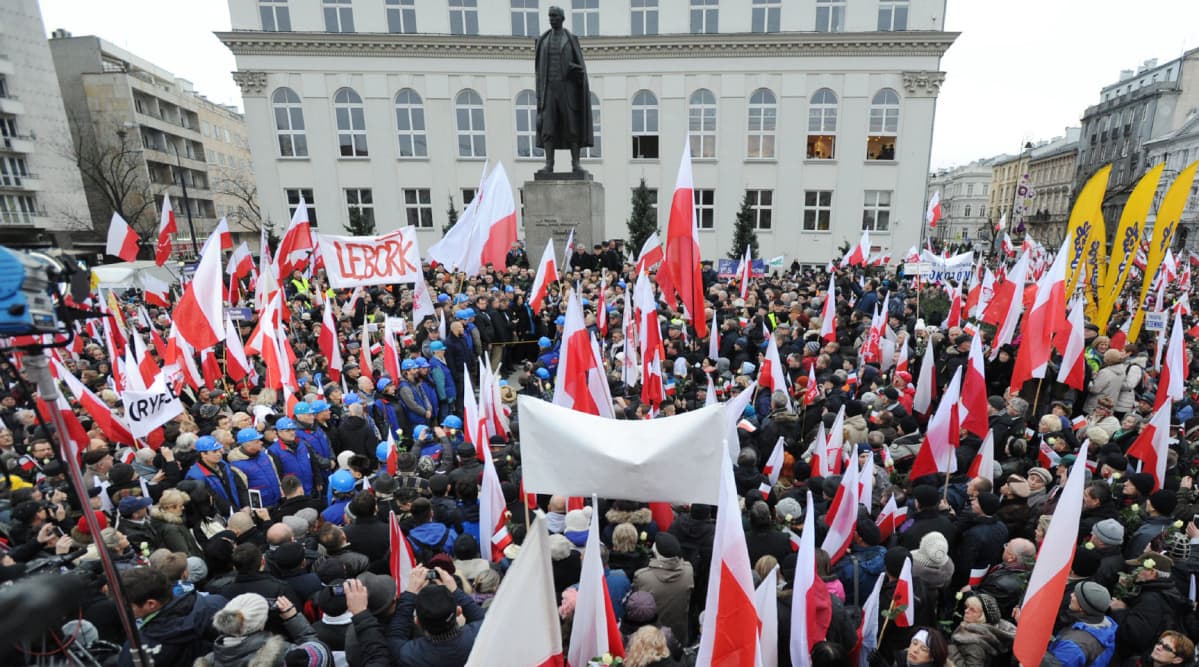 Lenkijoje tūkstančiai žmonių protestuoja prieš vyriausybės reformas
