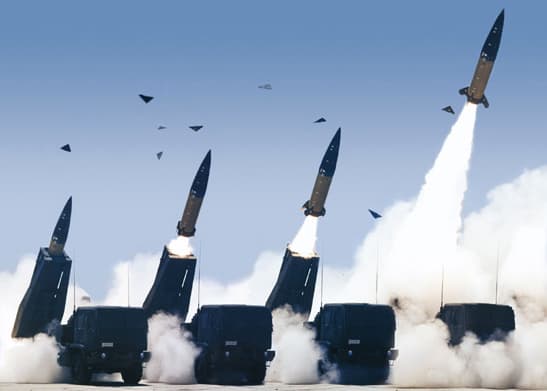 Iš sistemų MLRS paleidžiamos raketo ATACMS. Nuotr. army-technology.com