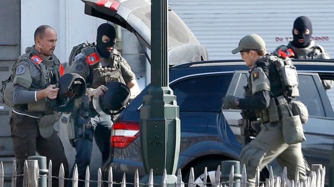 Šūviai Briuselio priemiestyje ieškant teroristų: sužeisti trys policininkai, du įtariamieji ieškomi