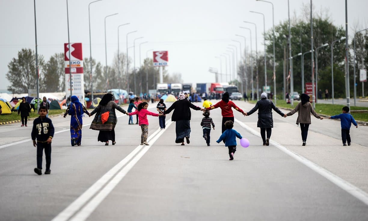 Moterys su vaikais protestuoja prieš jų siuntimą atgal į Turkiją.