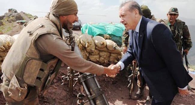Turkijos prezidentas (dešinėje) ir „Daesh“ teroristas. cdns.yournewswire.com nuotr.