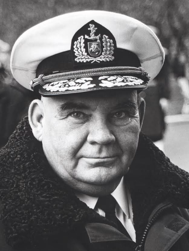 Mirė pirmasis Karinių jūrų pajėgų vadas dimisijos flotilės admirolas R. S. Baltuška