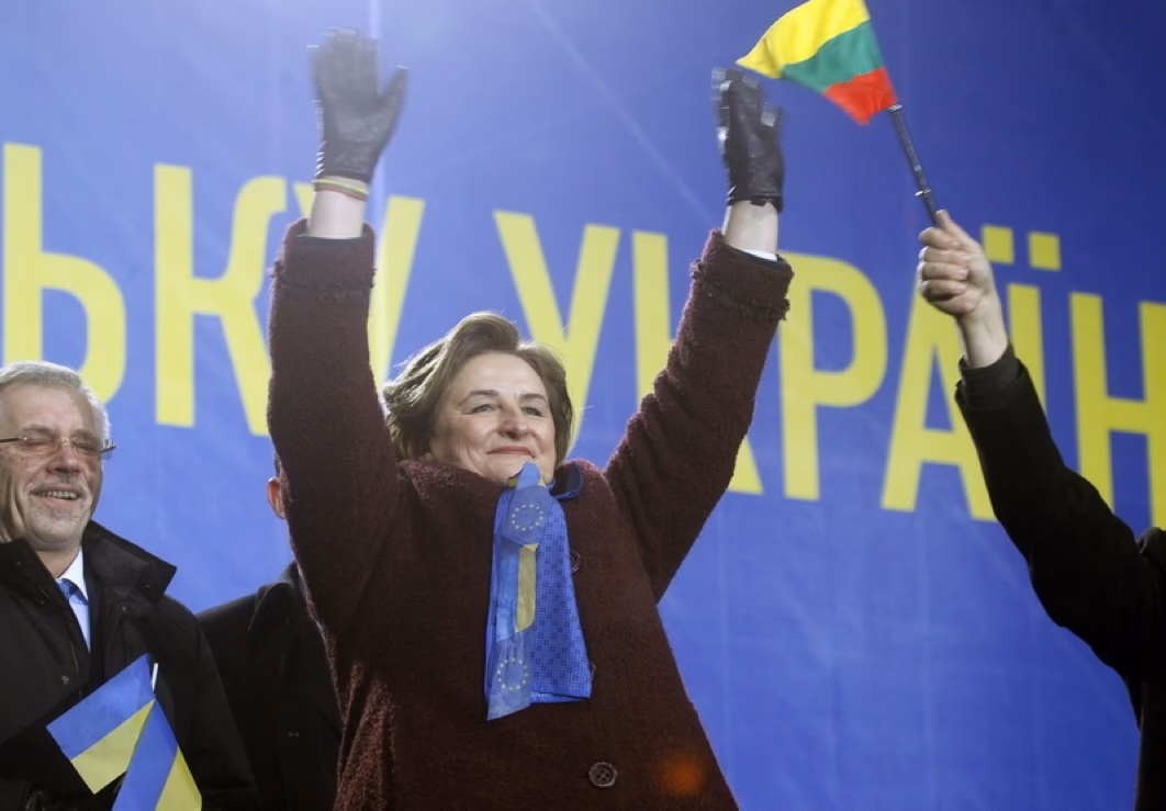 Ar Lietuvos valdžia rėmė Ukrainos žmones, eilinius piliečius? Taip, porą kartų paramstė pasirodžiusi Kijevo gatvėse ar Maidano scenoje.