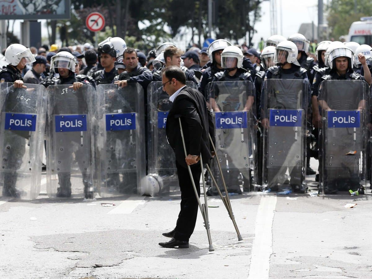 NATO narė, ES narystės siekianti Turkija proteste vandens patranka nužudė taikų 57 metų vyrą