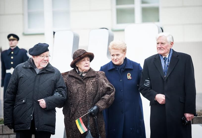 Nuotraukoje Lietuvos laisvės simboliai ir garantai.
