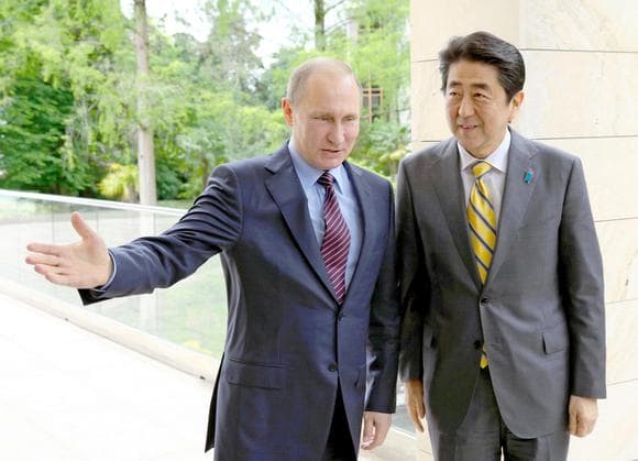 Žiniasklaida išsiaiškino Šindzo Abės pasiūlytą planą Vladimirui Putinui