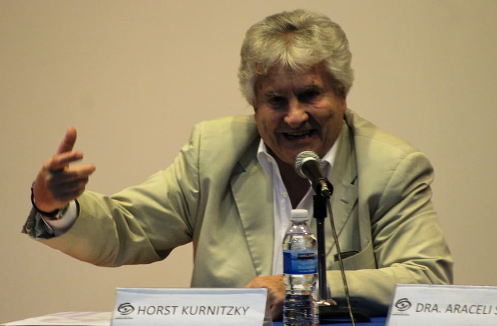 Vokiečių filosofas Horst Kurnitzky: „Žmogaus veikimo varikliu tampa ne įstatymas ir ne aukštesnė būtis, o egoizmas. Jis įkūnija visuomeninių aukojimo santykių suvaldytą prigimtį, kurios gaivališkas išsiveržimas sugriauna pačią visuomenę. Liberalizmas siekė visų individų laisvės, tiesa, pavaldžios visagaliam Dievui, o visuomenę bandė kurti kap laisvų individų sambūrį, o neoliberalizmas, skelbdamas pelno siekimo principo absoliutumą, panaikina pačią visuomenės esmę“.