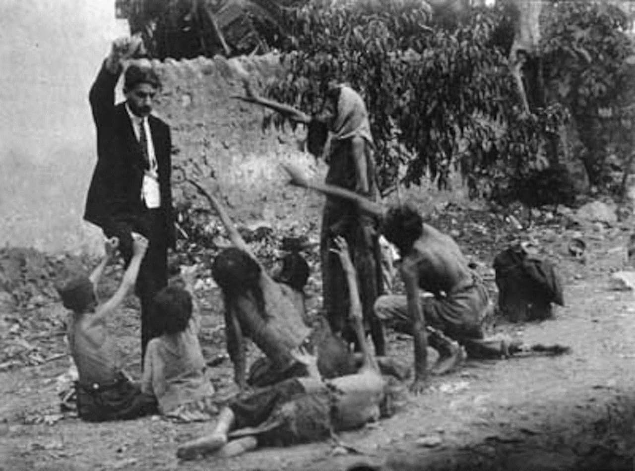 Turkas erzina armėnus duonos gabalėliu 1915 m. genocido metu.