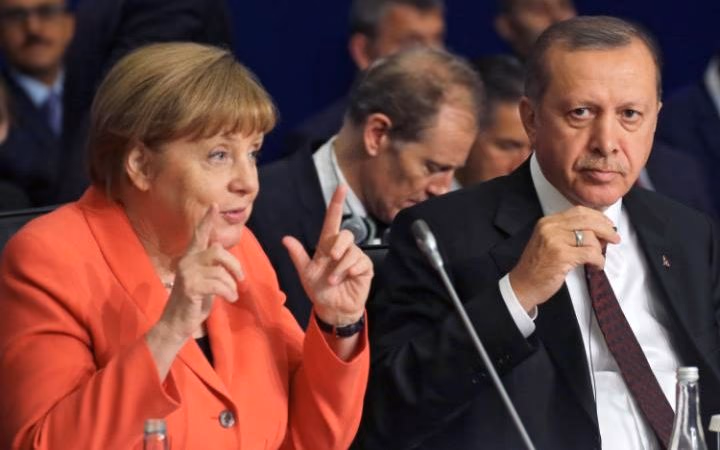 Žiniasklaida: A. Merkel jau pasiruošusi daryti nuolaidas Turkijai