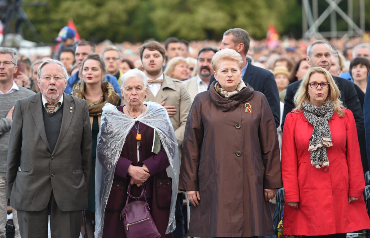 Rusijos Federacijos valstybinė paslaptis, apibendrintos biografijos NKVD gaisrininko (vėliau tremtinio) duktė, kolaborantė, Lietuvos Nepriklausomybės priešininkė, komunisto Mykolo Burokevičiaus bendražygė prezidentė D. Grybauskaitė (pirmoje eilėje antra iš dešinės). Nuotr. prezidentas.lt