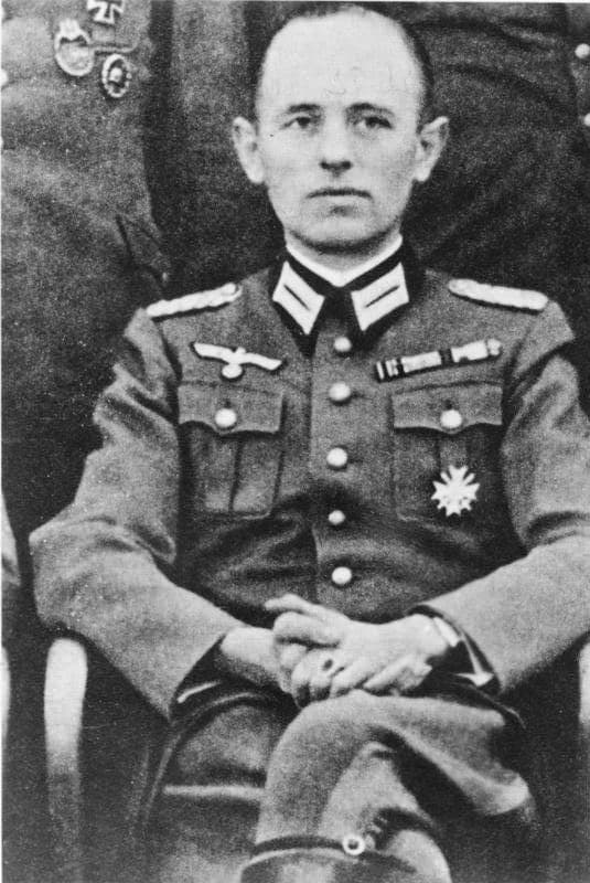 Nacių generolas Raihardas Gėlenas (1902–1979), tiesiogiai atsakingas už „Galutinį sprendimą“, vadovavęs Vermachto Rusijos skyriui, Šaltojo karo metu tapo pirmuoju Vakarų Vokietijos saugumo (BND) vadovu.