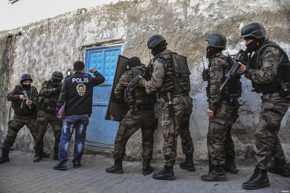 Valymas Turkijoje: darbo ir laisvės netenka tūkstančiai mokytojų, policininkų, teisėjų
