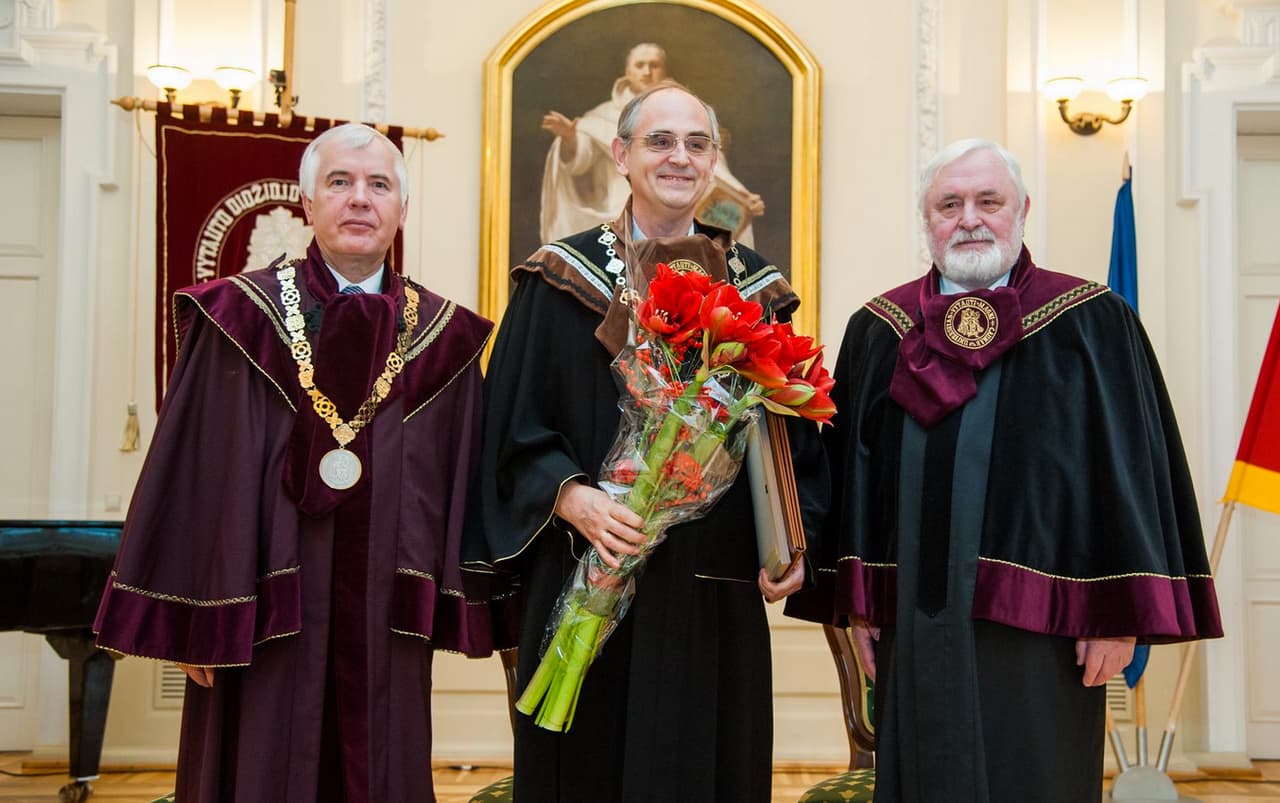 Lietuvos politikos mokslininkų ir visos akademinės bendruomenės guru – Edvardas Lukasas (viduryje). Nuotr. vdu.lt