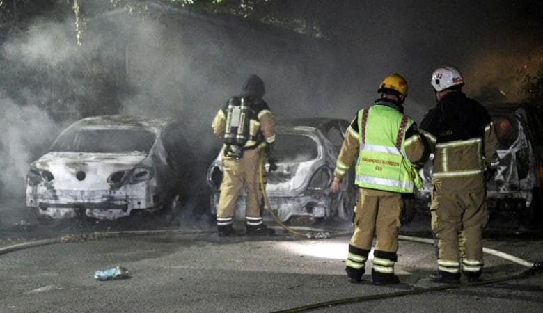 Švedijos policija slepia, kas šiemet padegė 2027 automobilius