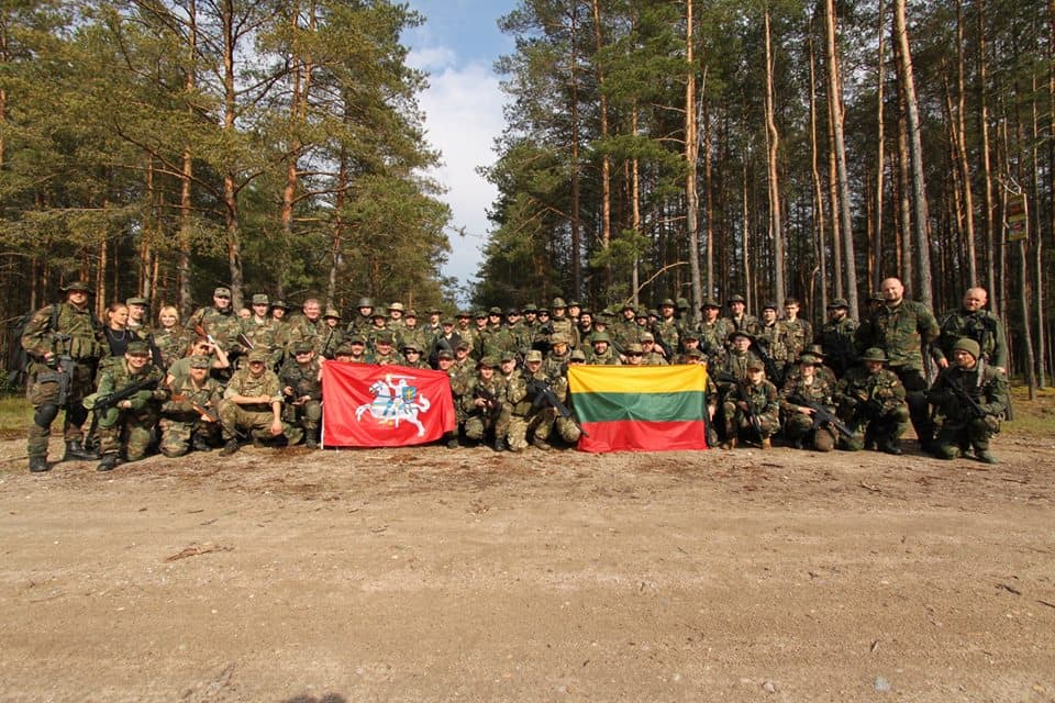 Dar neseniai nelabai žinoję, kas ta Ukraina, dabar kai kurie lietuviai su vėliavomis ir ginklais plūste plūsta į svetimą, net NATO nepriklausančią šalį, pažeisdami tarptautines sutartis.